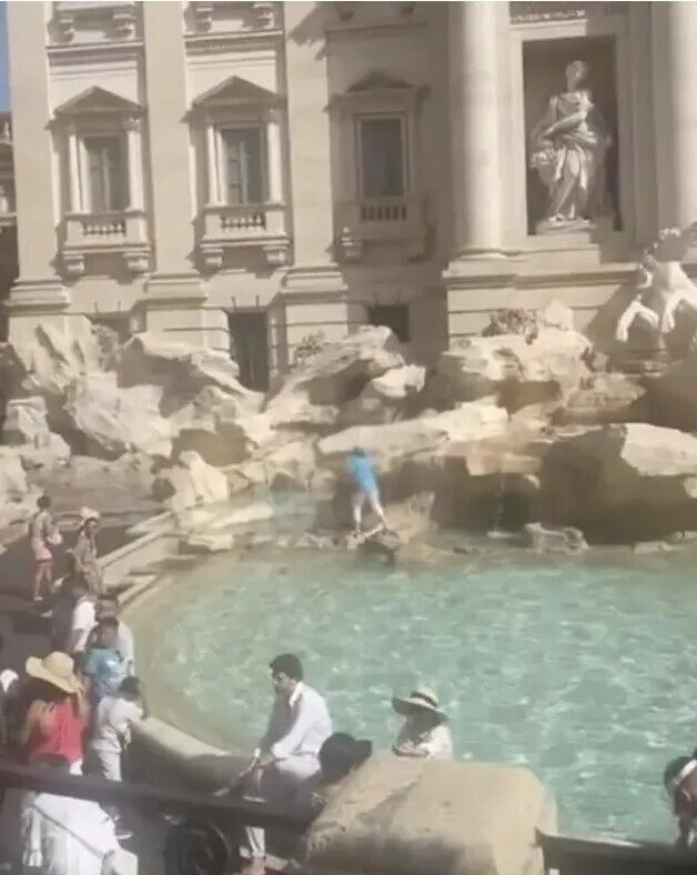 В Риме туристка залезла на исторический памятник, чтобы набрать бутылку воды. Фото