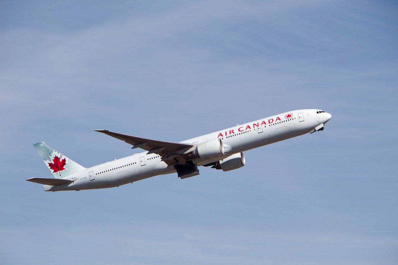 Air Canada вибачилася перед двома пасажирами, яких вивели з літака через небажання сидіти на кріслах з блювотою