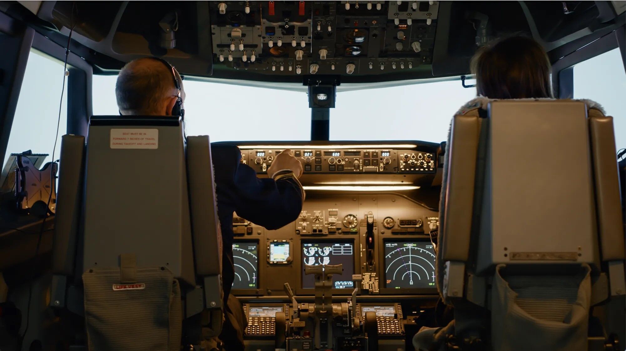 Почему пилотов могут оскорбить аплодисменты пассажиров после посадки: эксперт ответил