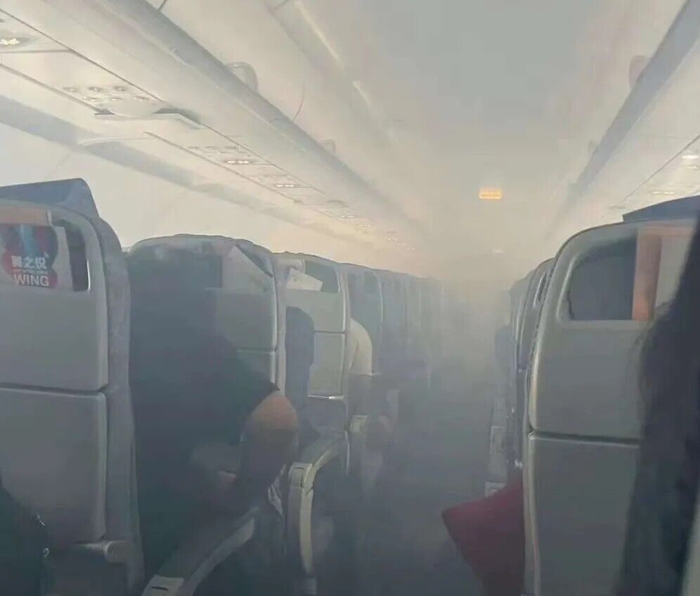 Самолет Air China был вынужден экстренно сесть из-за возгорания двигателя: фото