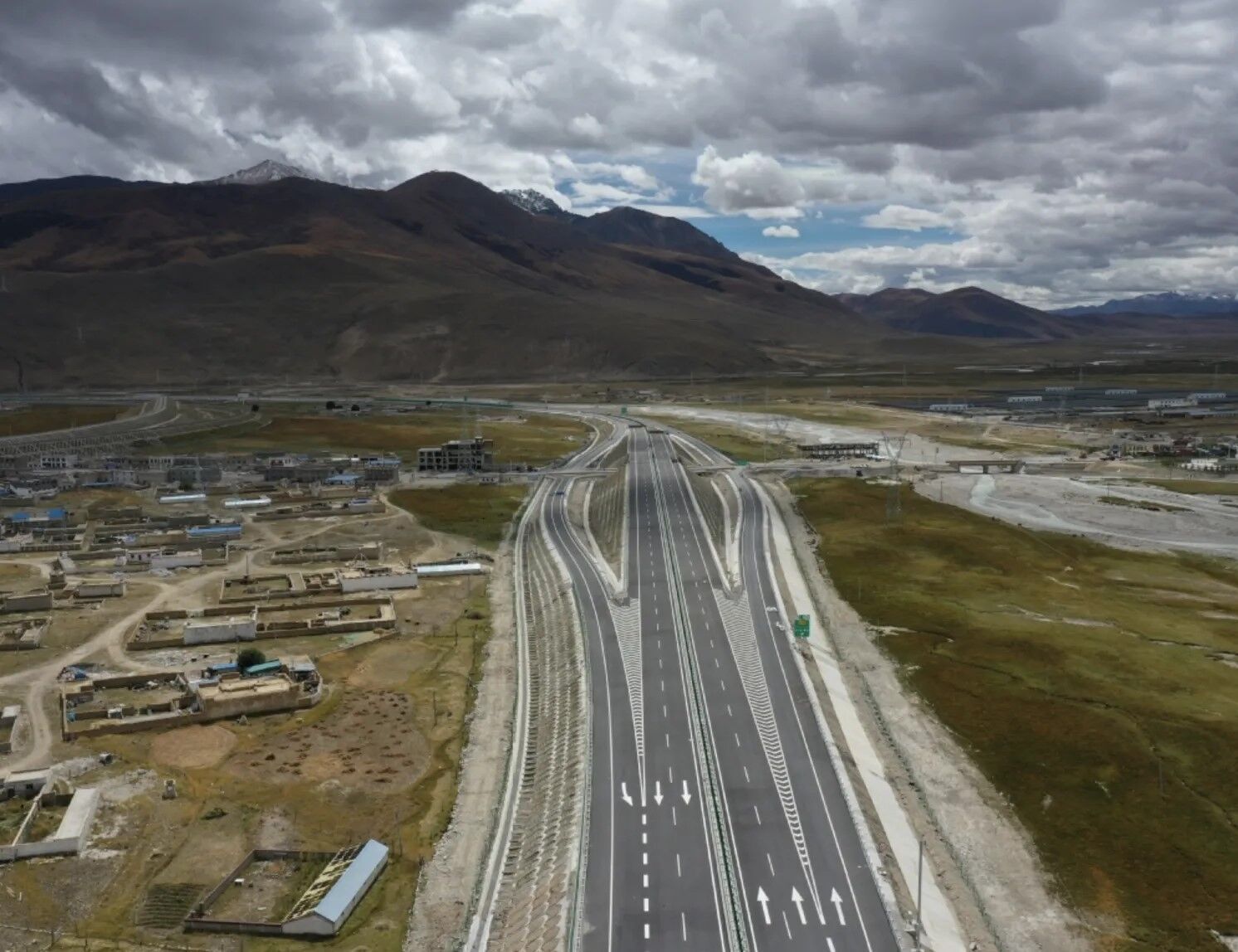 Найвища швидкісна магістраль у світі: у Китаї показали трасу після двох років роботи