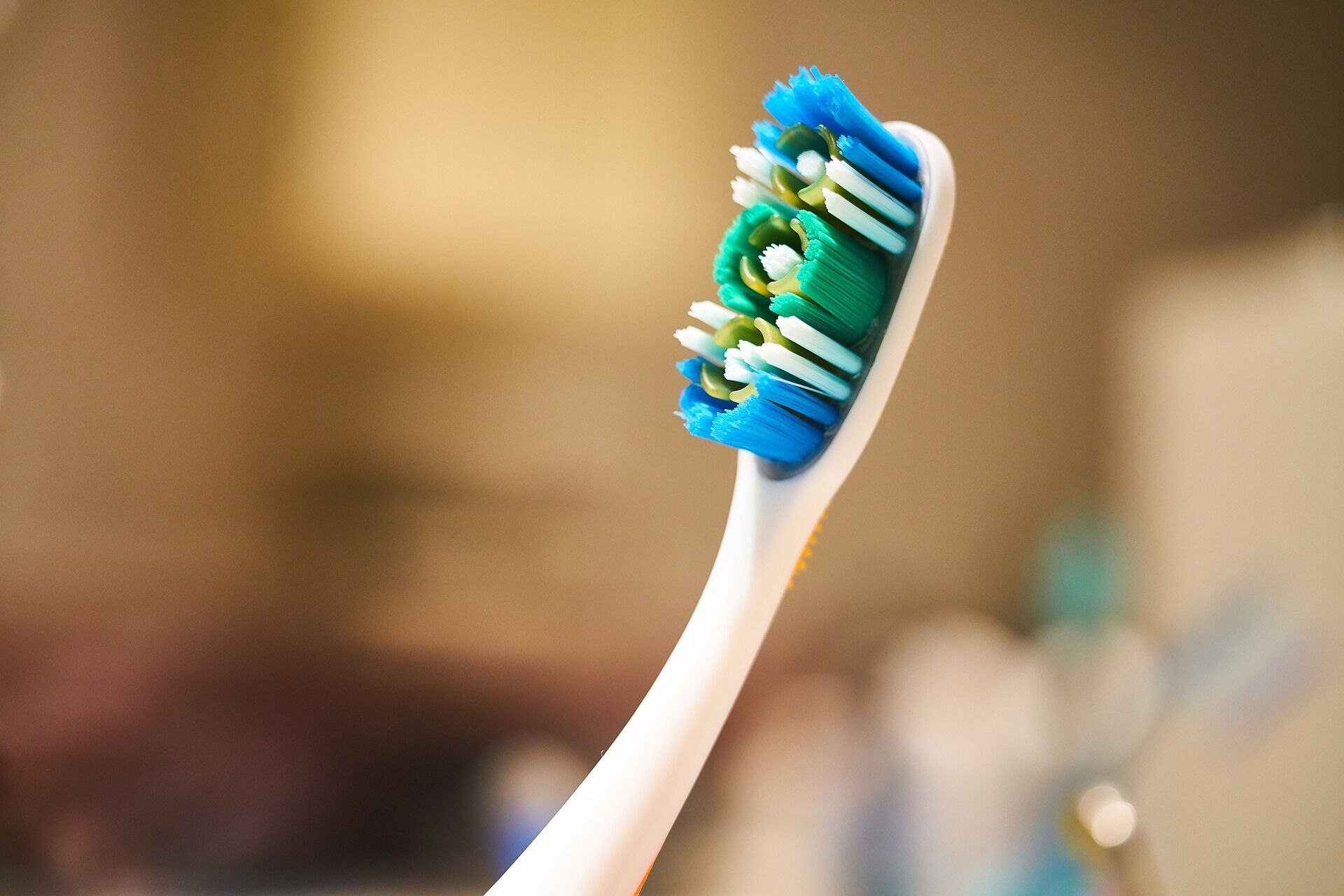 Стоматолог объяснила, почему зубную щетку нельзя оставлять в ванной комнате