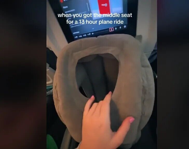 Пасажирка, яка ''застрягла'' на середньому кріслі у літаку, показала незвичайний лайфхак