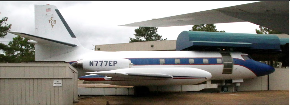 Что произошло с парком частных самолетов Элвиса Пресли: у короля рок-н-ролла было неуемное пристрастие к роскоши