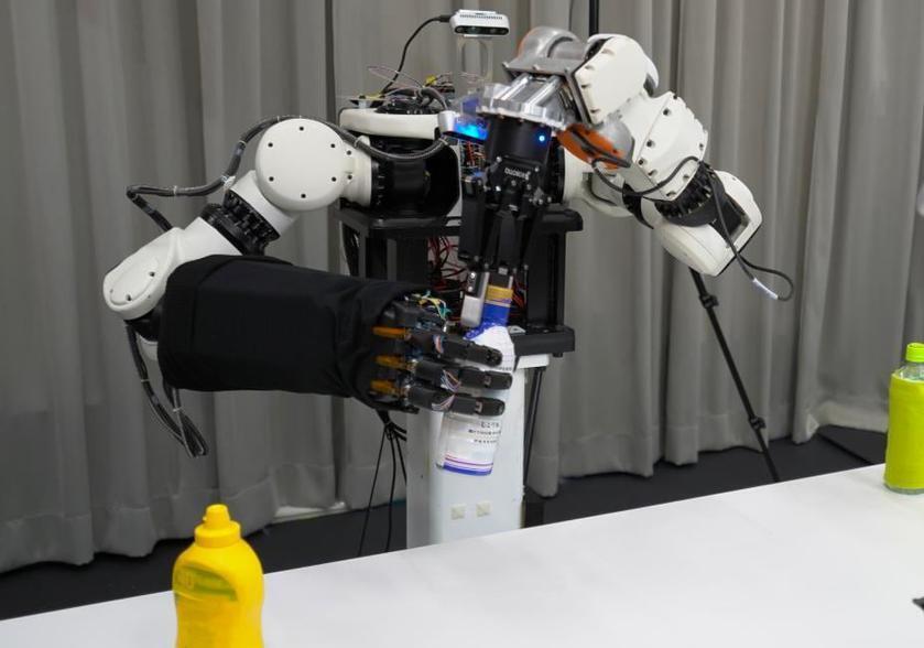 Прорив у робототехніці: сенсори, подібні до людських, революціонізують протезування