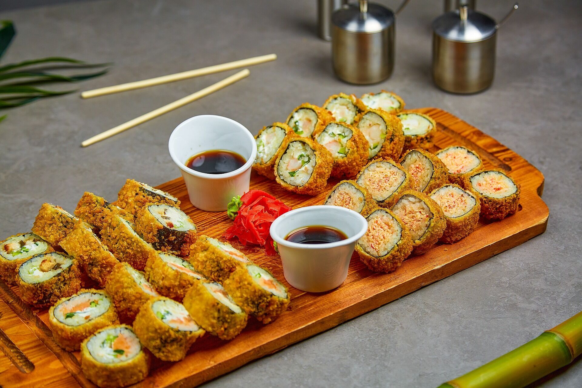Вы неправильно едите суши: эксперты рассказали, что делать с соевым соусом, васаби и имбирем