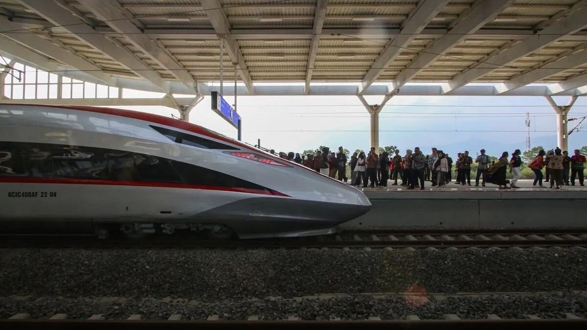 В Индонезии запускают первый высокоскоростной поезд Whoosh: фото