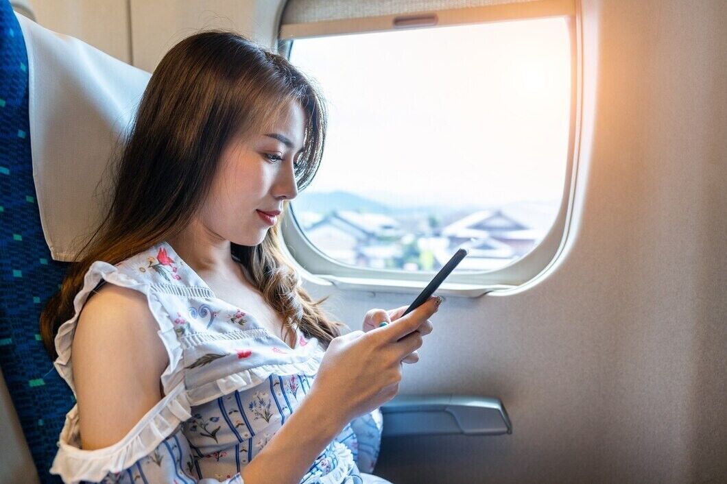 Ваш телефон может мешать экипажу и испортить жизнь людям: почему не следует снимать пассажиров в самолете