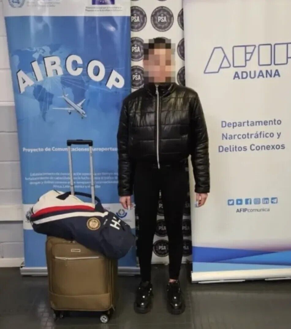 Девушка необычным способом пыталась провезти кокаин, но все же попалась в аэропорту. Фото