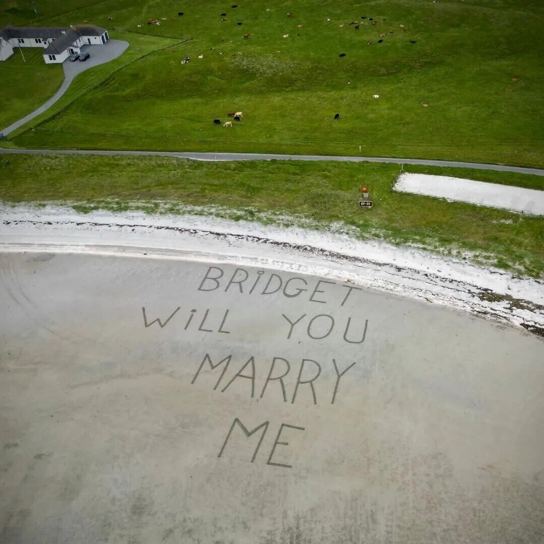 В Шотландии мужчина сделал предложение любимой с помощью надписи на пляже: как это выглядело