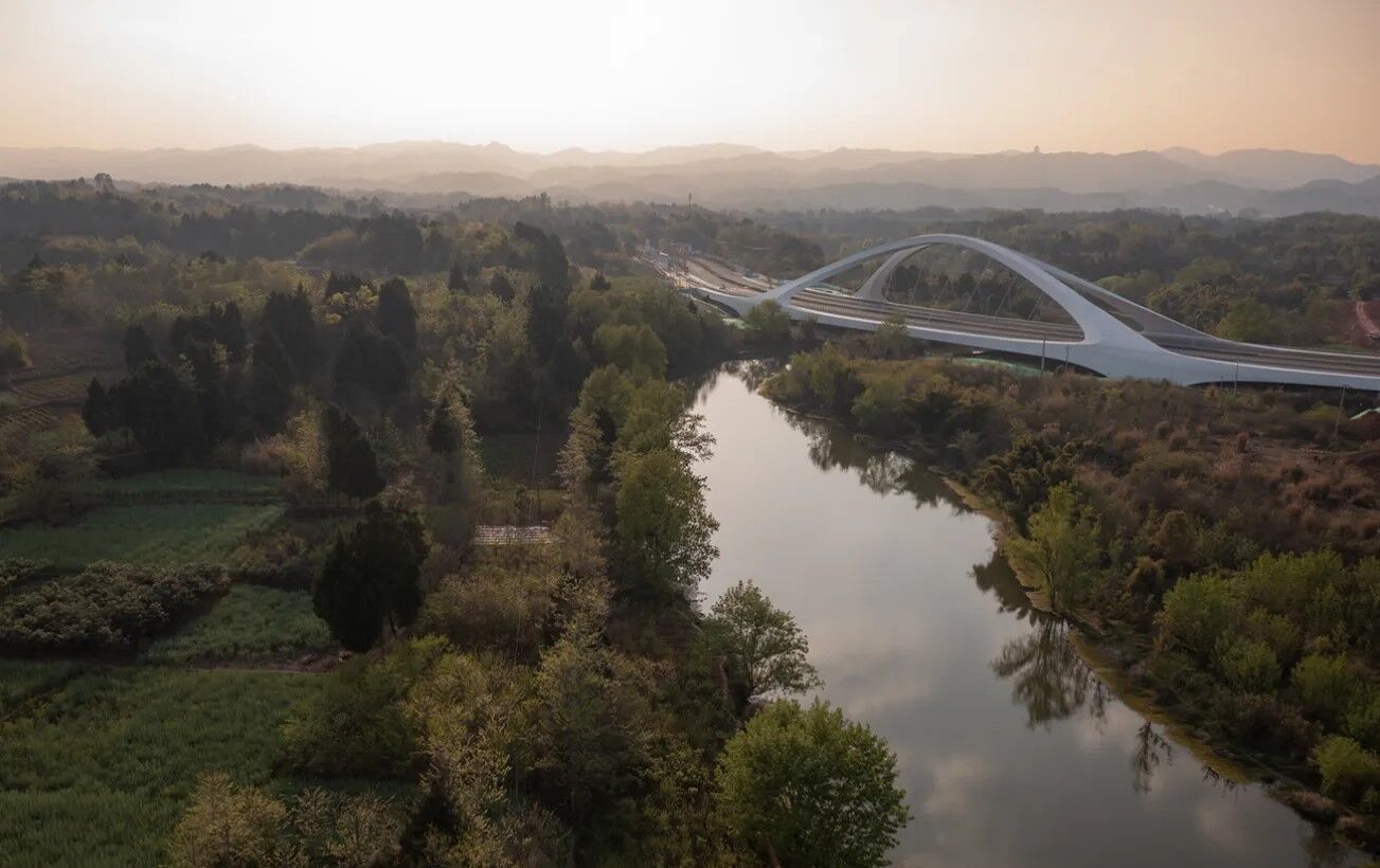 В Китае построили изогнутый мост через реку Цзянси: фото