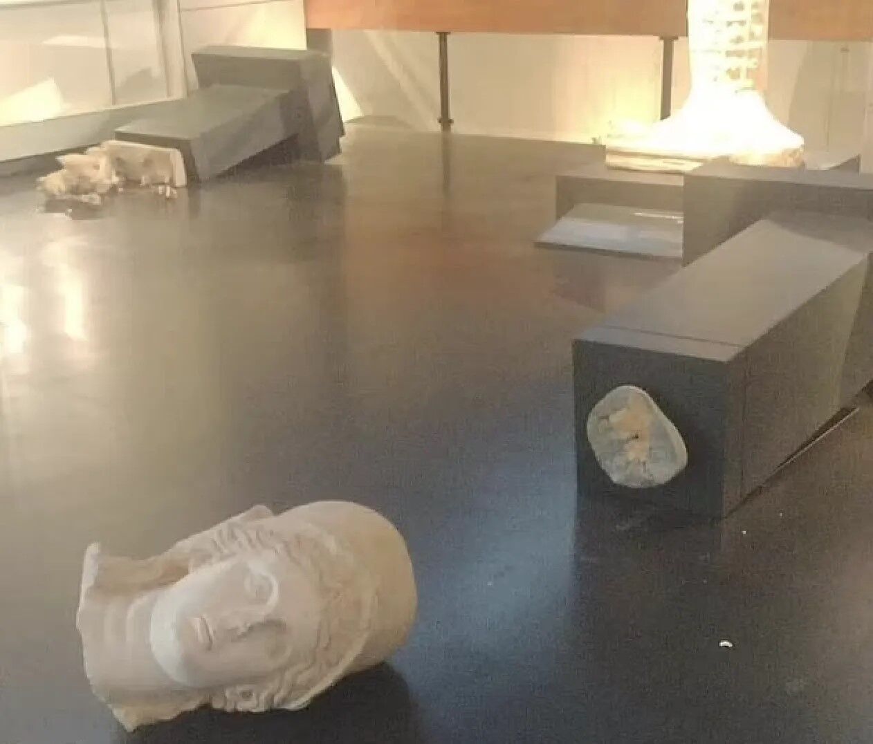 Турист разбил две древнеримские статуи, датированные вторым веком нашей эры, в Иерусалиме: его задержали