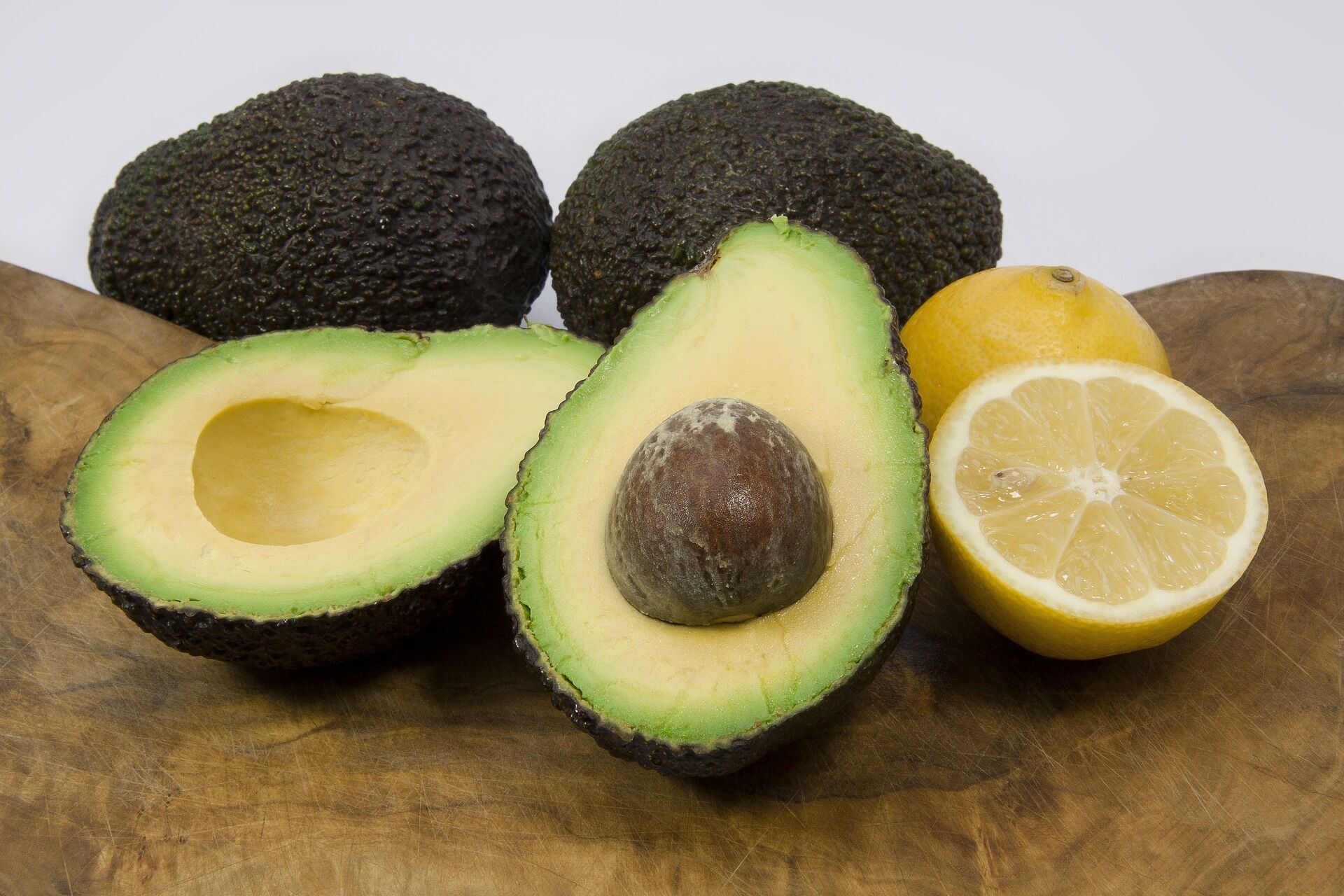 Як вибрати найбільш стиглий авокадо в магазині та прискорити дозрівання незрілих плодів