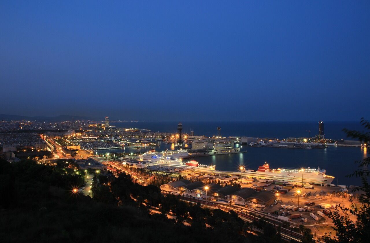 Круизным судам будет запрещено швартоваться в центральном порту Барселоны: город страдает от выбросов