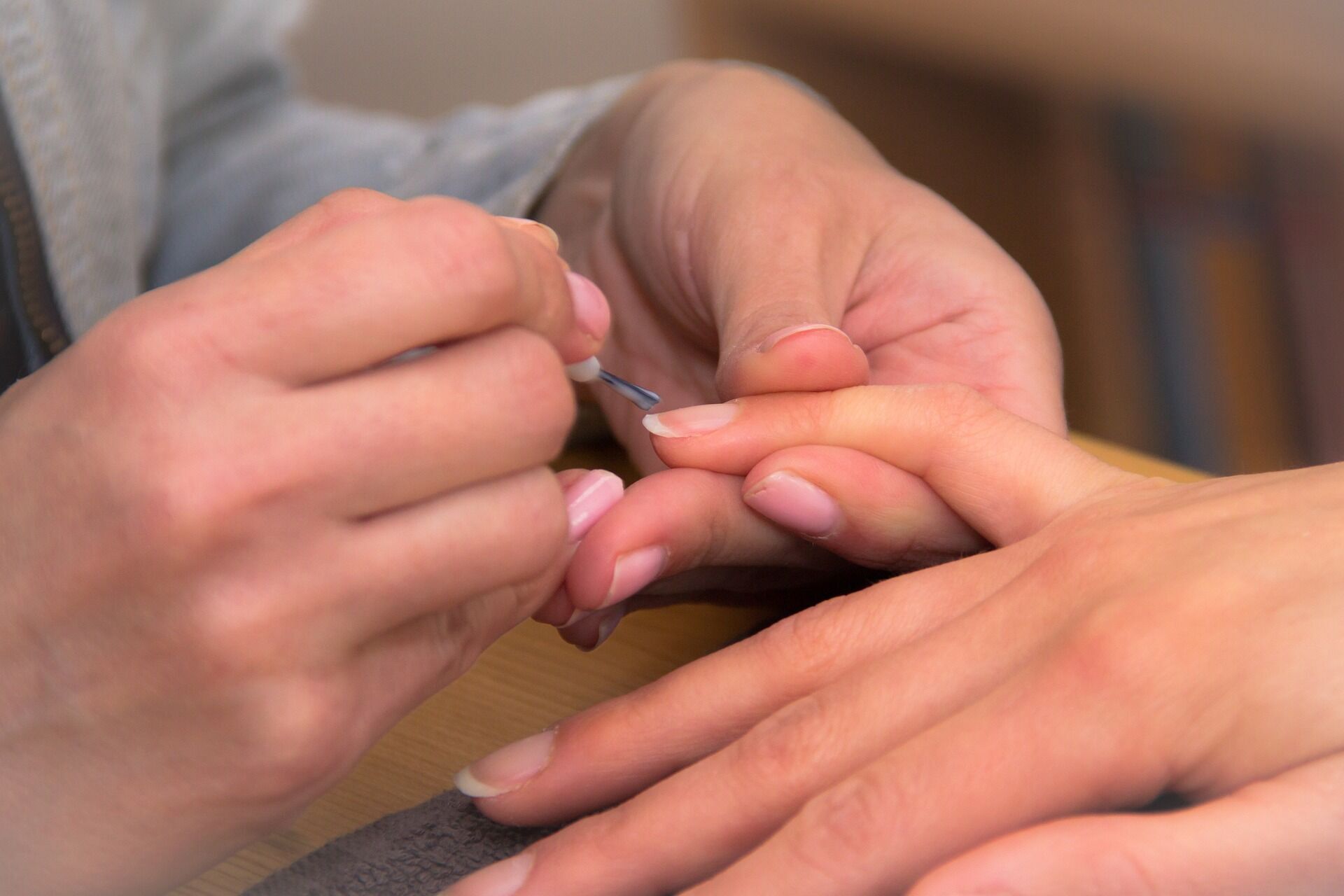Эксперт рассказал можно ли  ускорить рост ногтей и как избавиться от их ломкости 