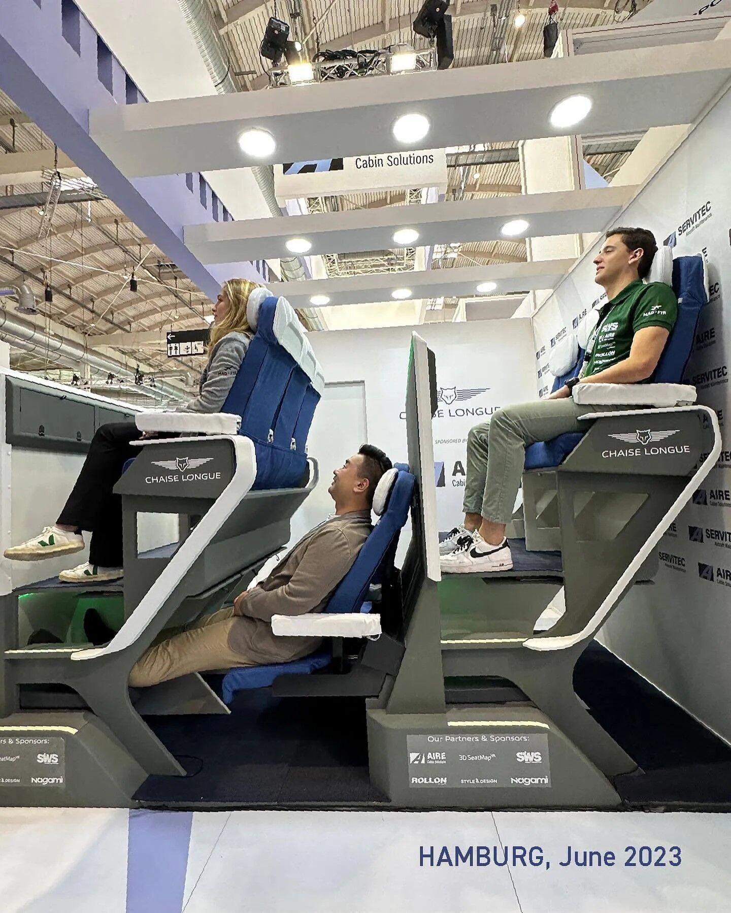 Сидіння з відкидним положенням в літаках: чому вони все ще заважають пасажирам і чи існує альтернатива