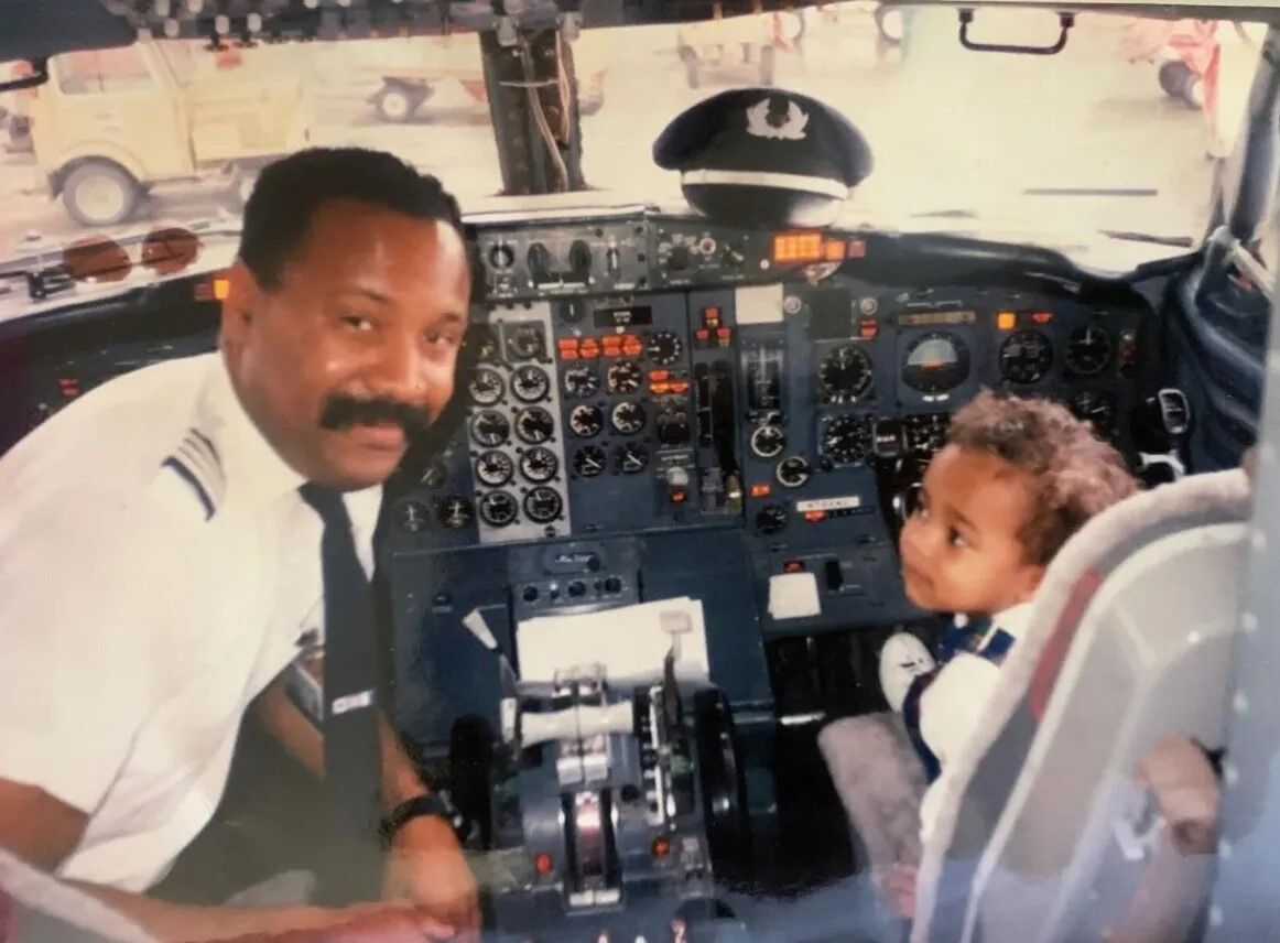 Отец и сын пилоты воспроизвели снимок в самолете спустя 30 лет