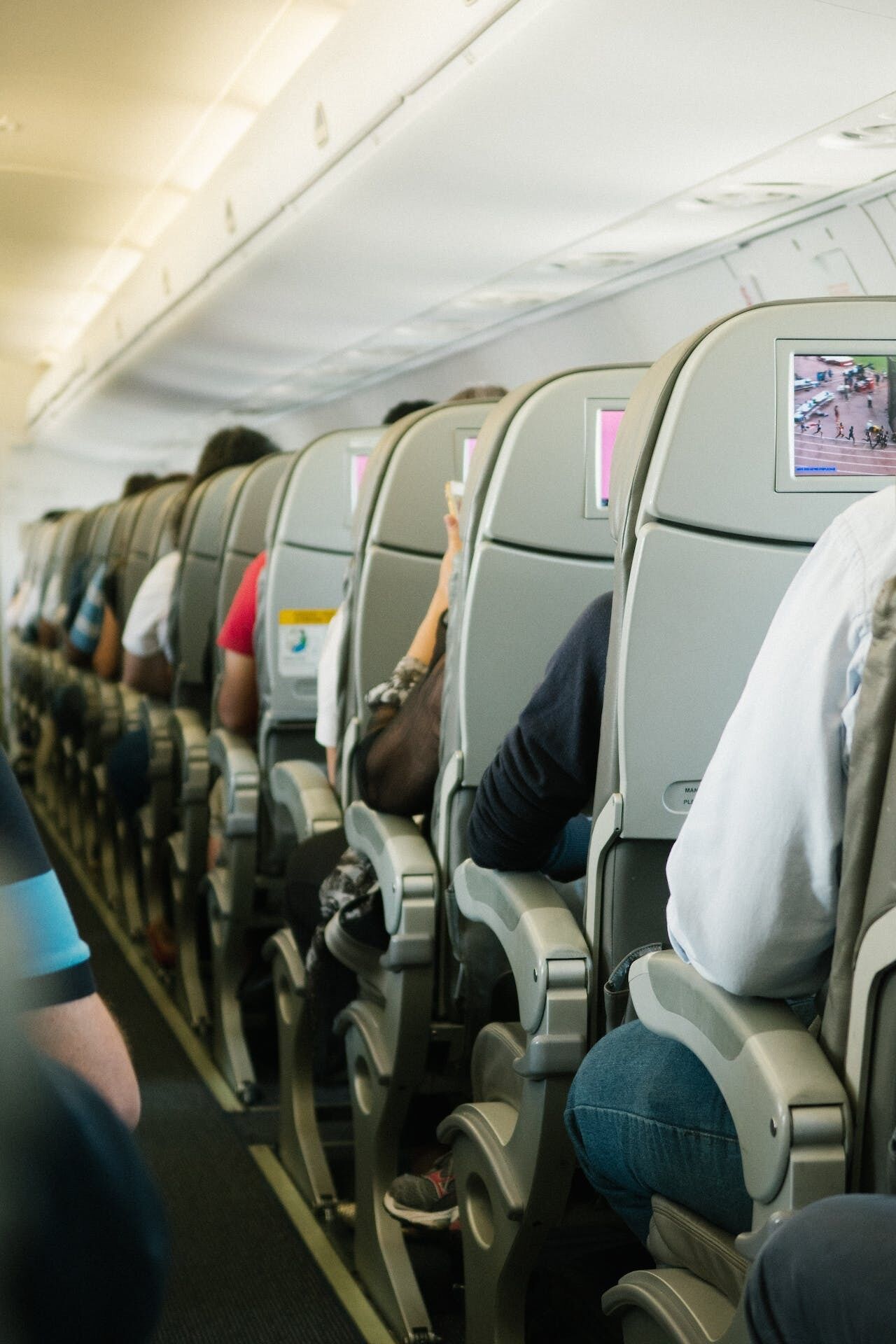 Сидіння з відкидним положенням в літаках: чому вони все ще заважають пасажирам і чи існує альтернатива