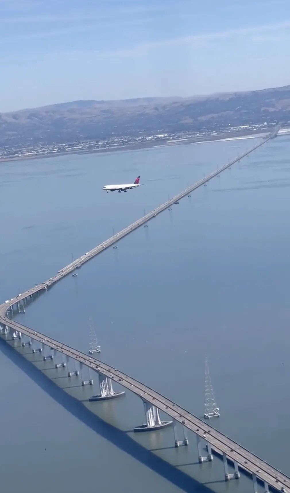 Самолет, ''застрявший'' в воздухе возле Сан-Франциско, озадачил сеть. Вирусное видео