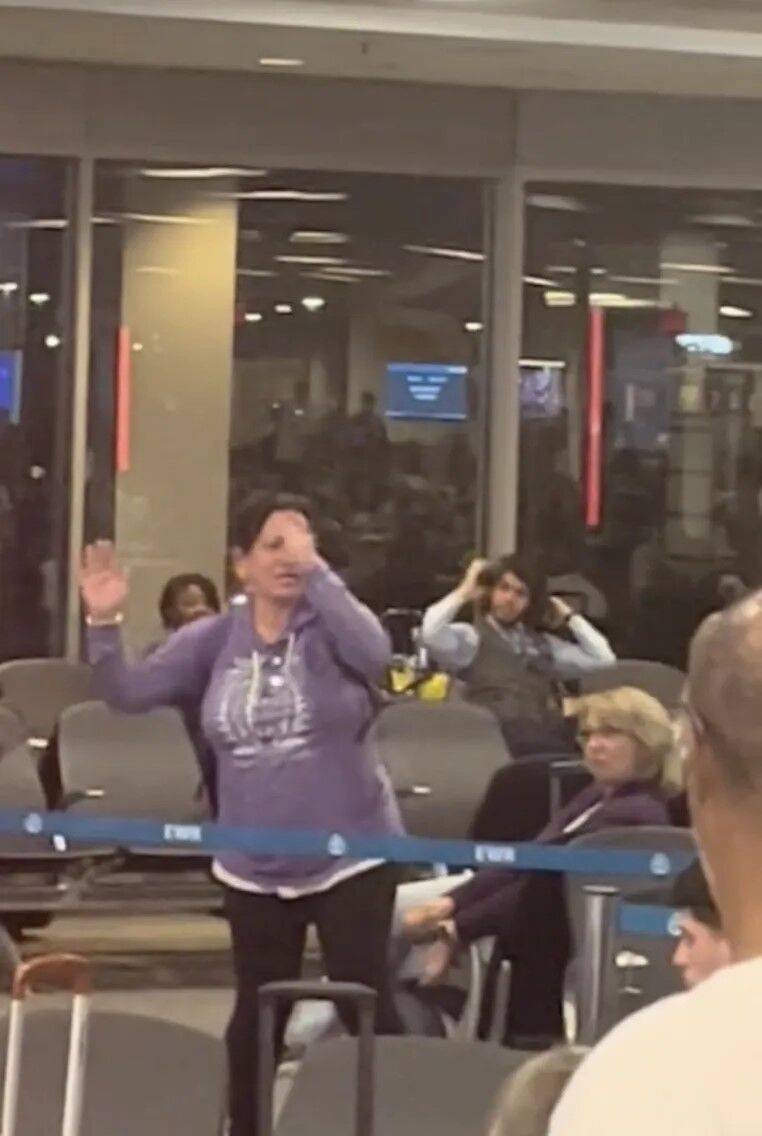 Пьяные женщины устроили истерику, когда их не уронили на рейс: скандал закончился задержанием. Видео