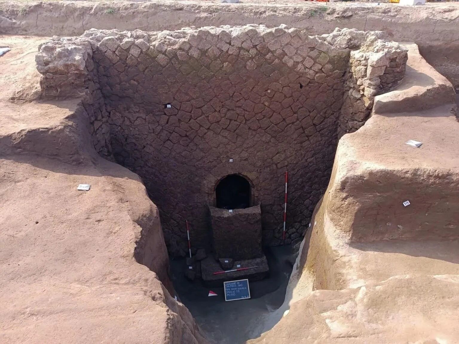 В Италии обнаружили неприкосновенную 2000-летнюю гробницу Цербера: фото