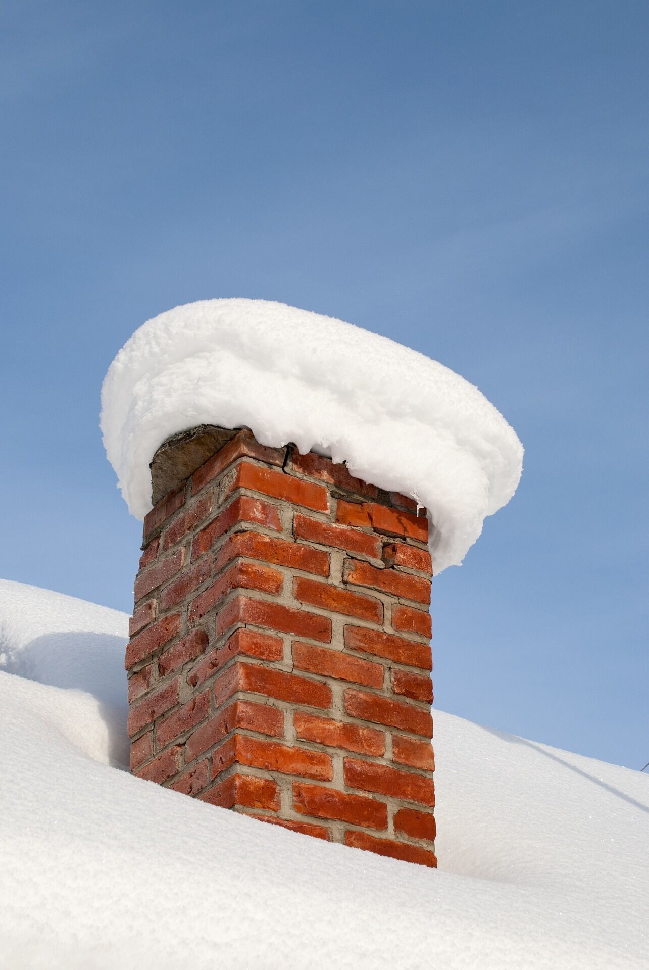 Следует ли убирать снег с крыши дома: чем можно почистить кровлю зимой