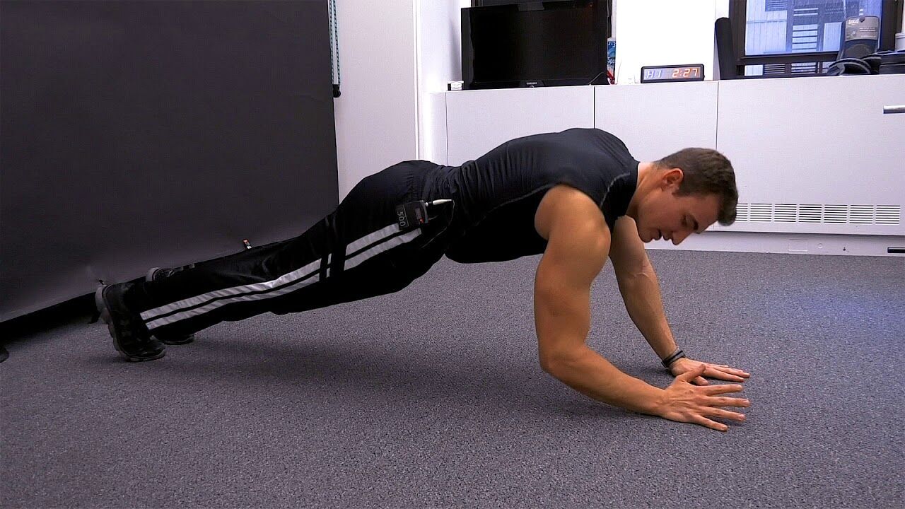 Як укріпити глибокі м'язи живота: тренерка порекомендувала п'ять легких вправ