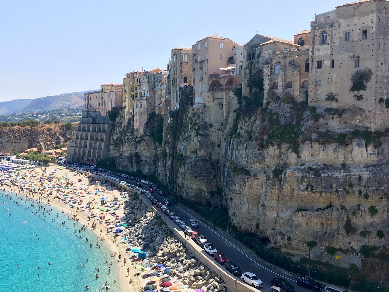 Этот курортный регион в Италии готов заплатить 1 млн 250 тысяч долларов тем, кто переедет, но есть условия