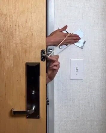 Ограбление в отеле: в сети появилось видео, как преступники открывают дверь номера за 10 секунд