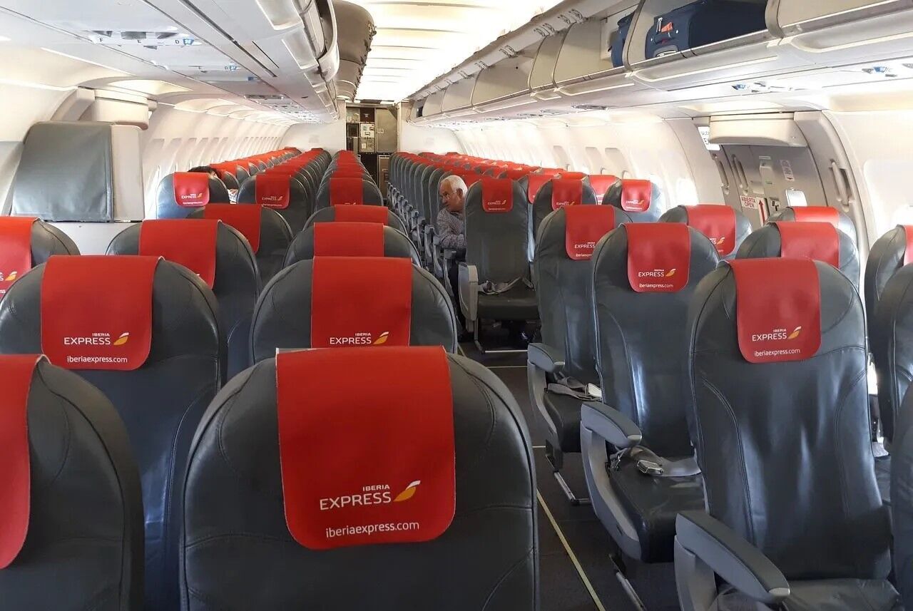 Европейская авиакомпания реконструирует отсеки для багажа внутри самолета: почему это хорошо для пассажиров