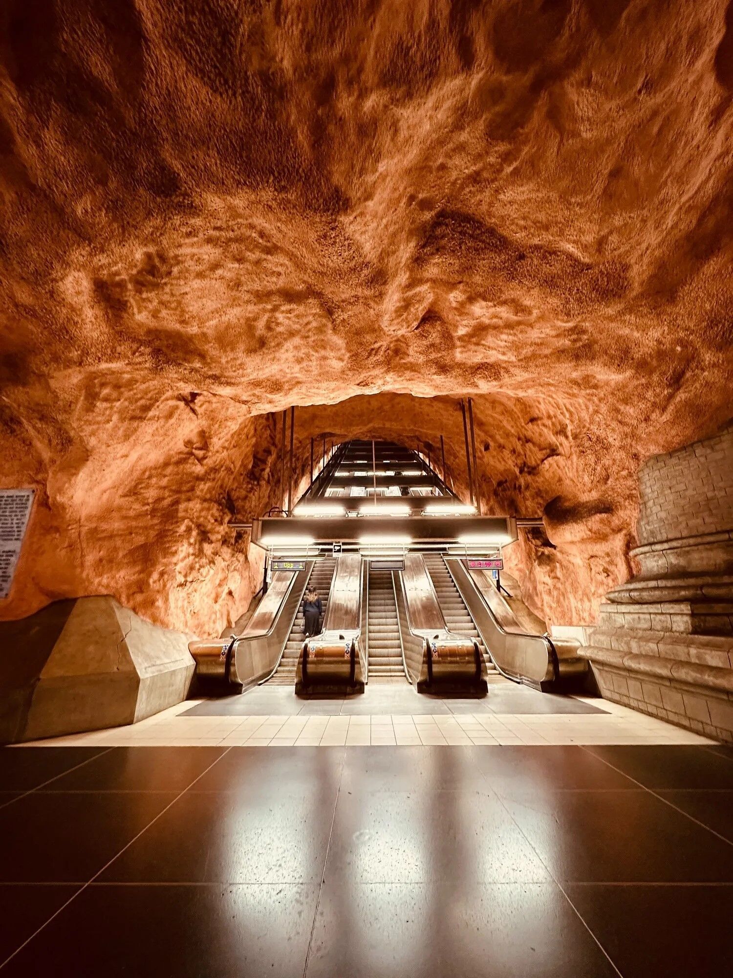 Как выглядит метро в Стокгольме, которое называют самой длинной в мире выставкой искусств. Фото