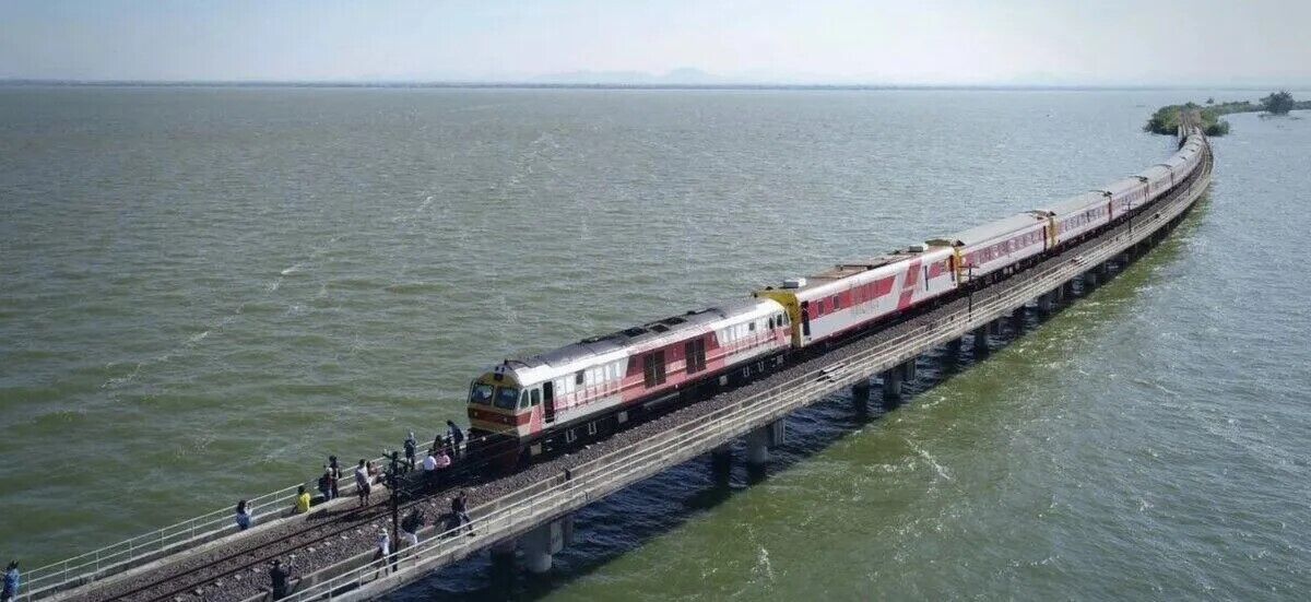 В Таиланде стал доступен популярный среди туристов ''плавучий поезд''