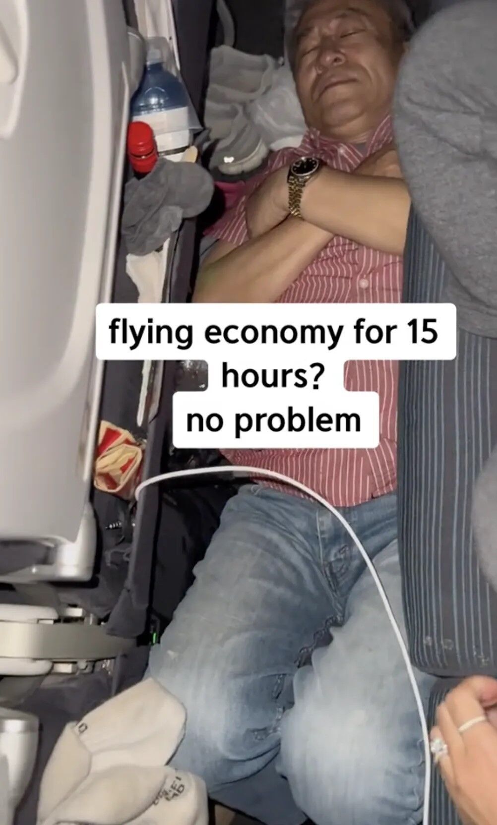 Сообразительный пассажир придумал, как можно раздаться и выспаться в эконом-классе. Лайфхак стал вирусным