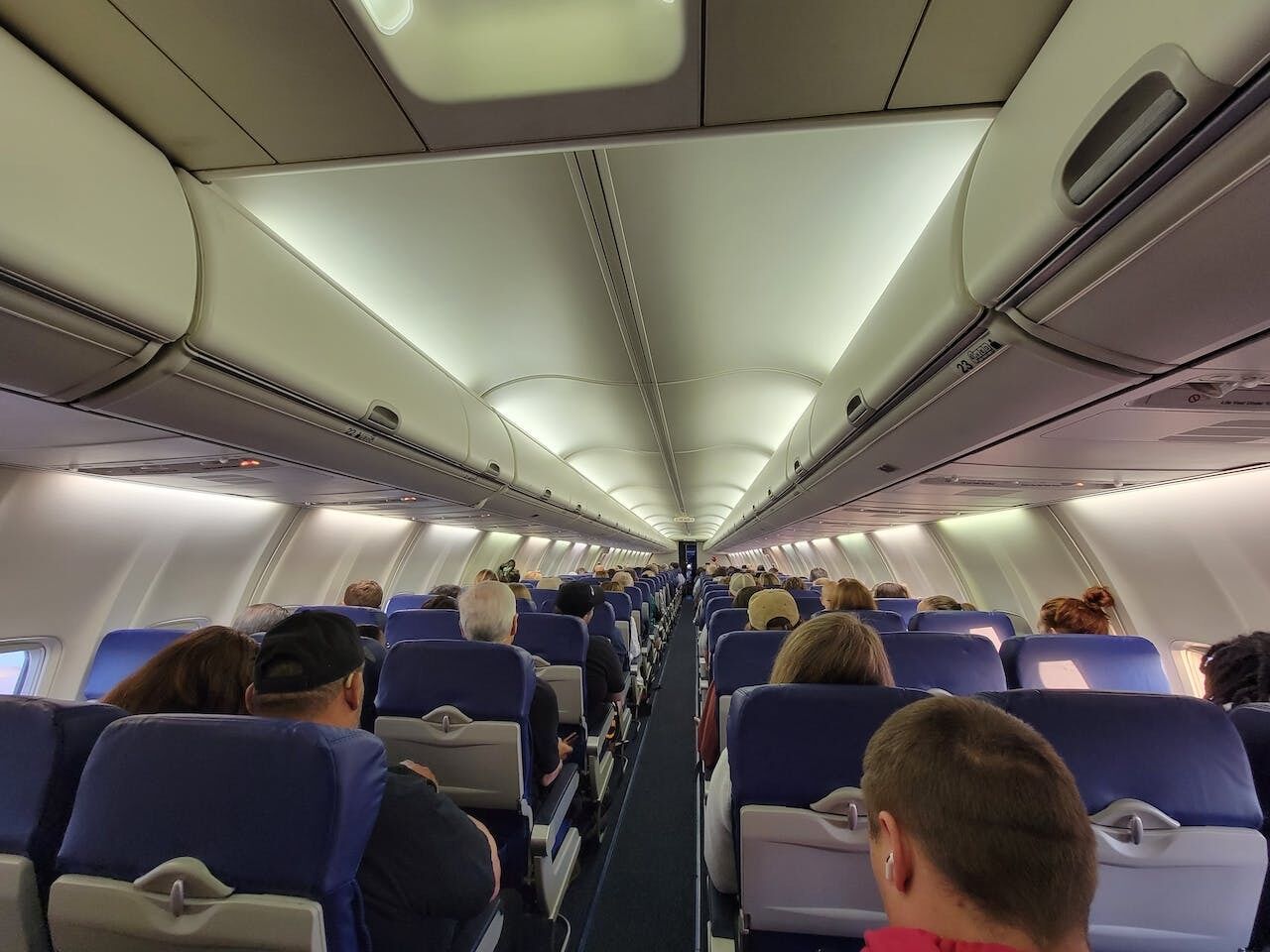Три полезных лайфхака для путешествия: как пронести воду в самолет, выбрать лучшее место и проверить номер
