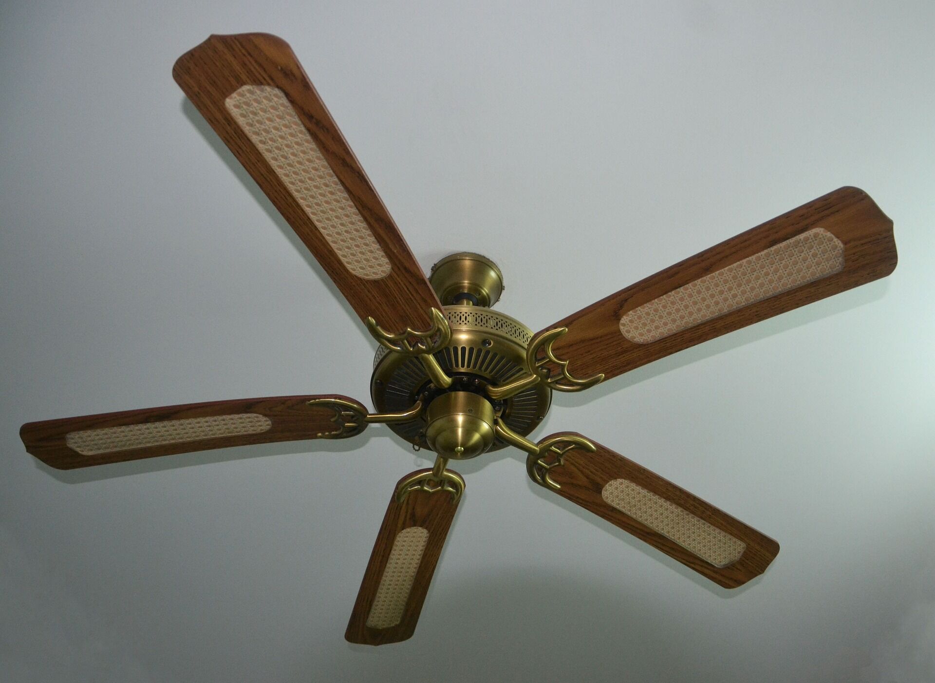 Как использовать вентилятор для сохранения тепла в доме и экономить на счетах за отопление