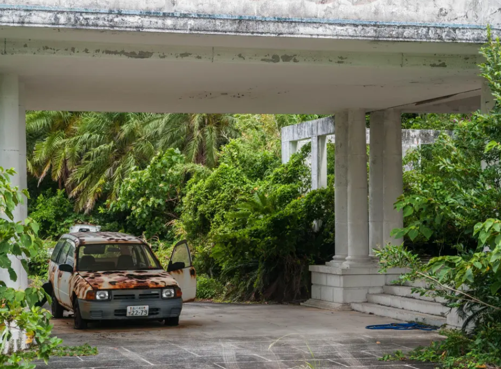 Ржавые авто и незастеленные кровати: таящий в себе заброшенный 5-звездочный отель на ''японских Гавайях''. Фото