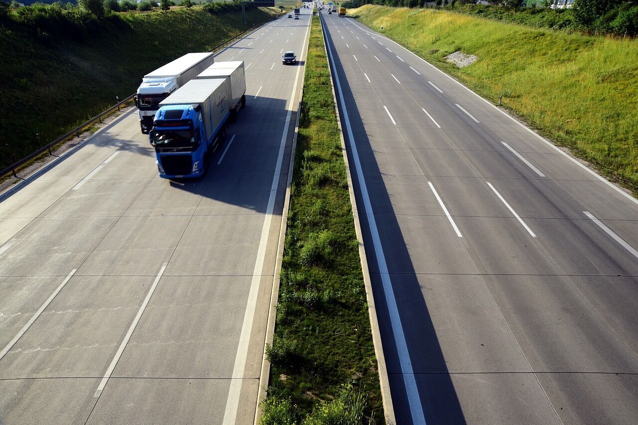 Чому деякі вантажівки на території ЄС мають два різні номерні знаки: просте пояснення