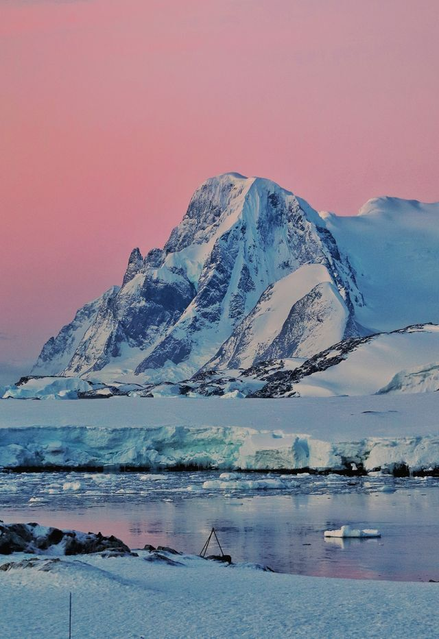 Антарктида раптом стала марунового кольору: фантастичні фото