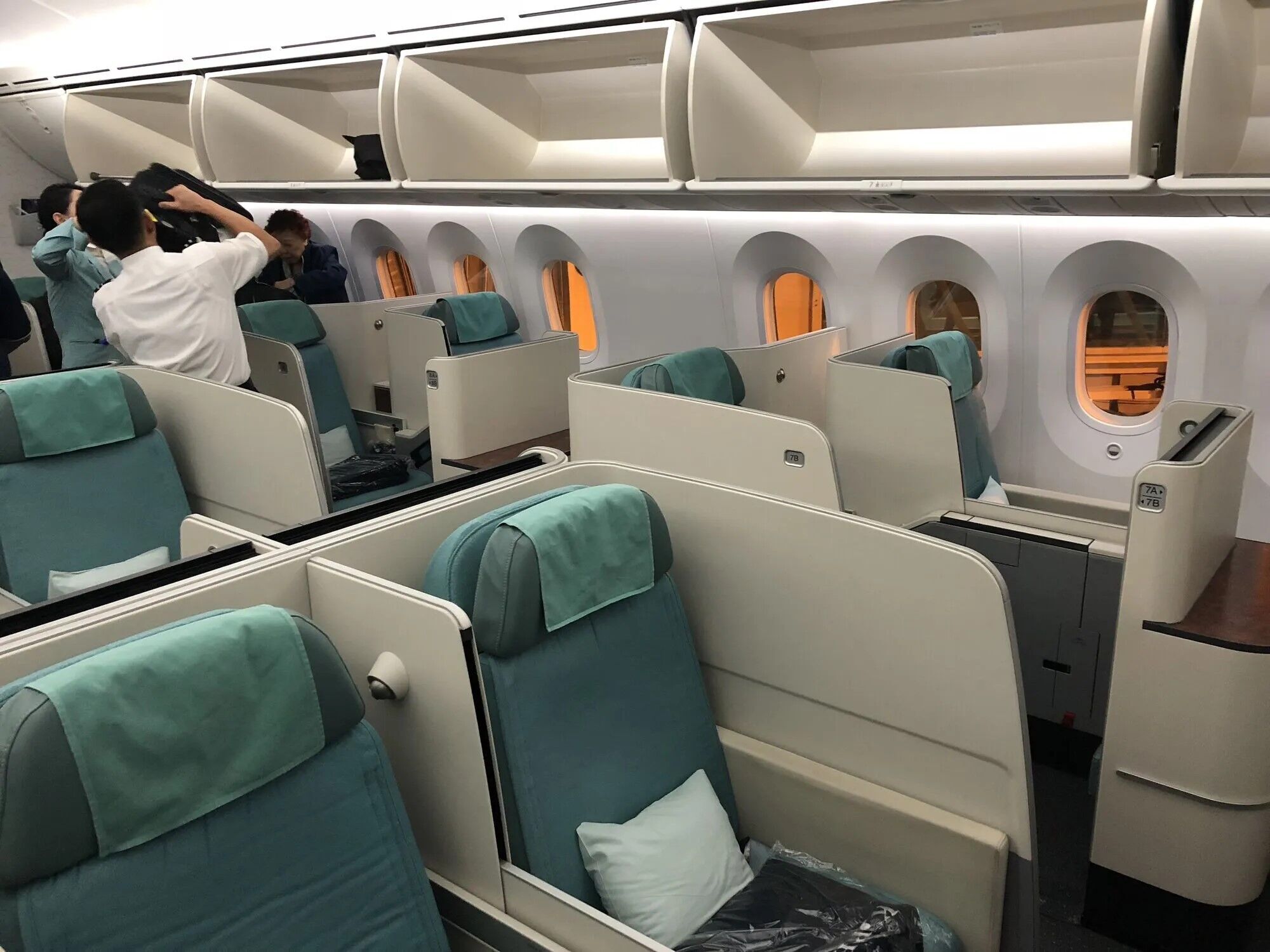 В Южной Корее пассажирка под наркотиками пыталась открыть дверь в самолете во время полета