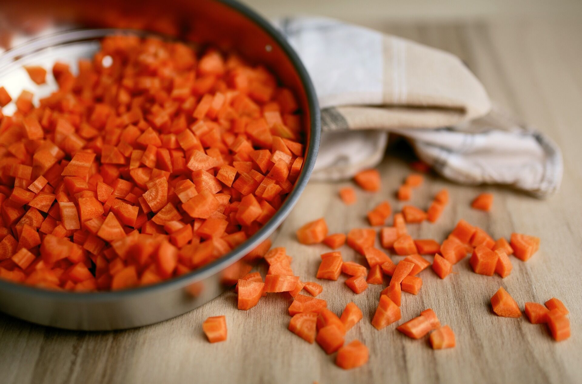 Морковь на кухне быстро вянет и покрывается плесенью? Вот как продлить ей жизнь на несколько недель и даже месяцев