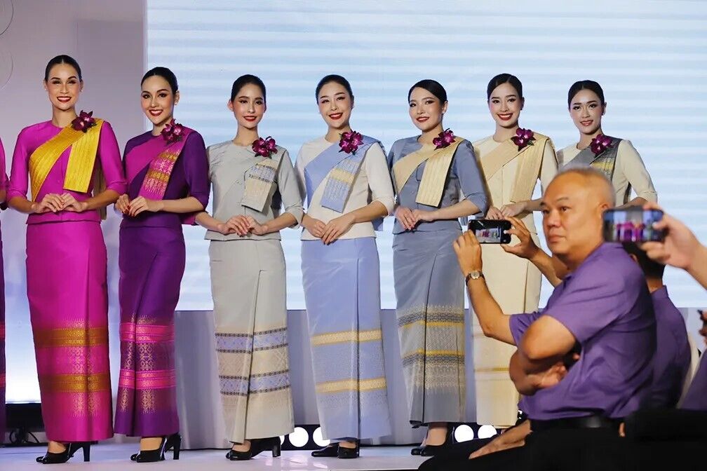 Thai Airways International представила новую униформу для стюардесс из переработанных бутылок