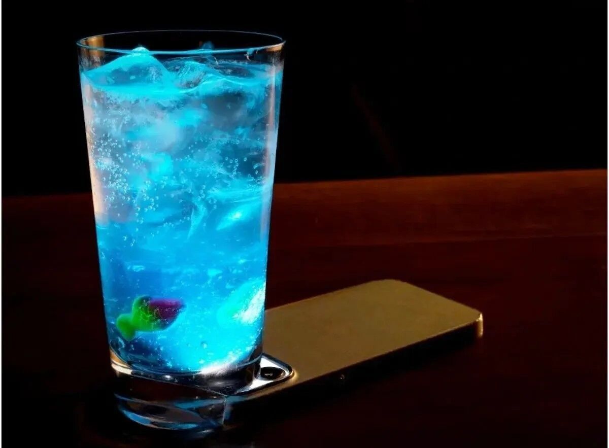 Выпить нельзя оставить: в японском ресторане придумали бокал, который нельзя поставить
