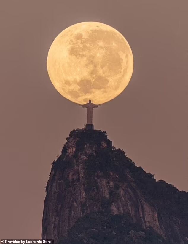 Бразилец сделал уникальное фото Христа-Спасителя, который ''держит'' луну обеими руками