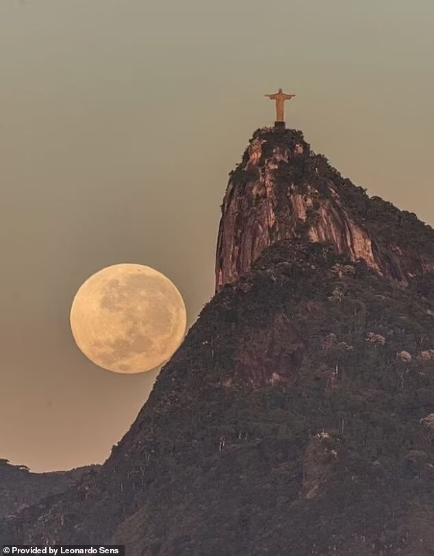 Бразилець зробив унікальне фото Христа-Спасителя, який ''тримає'' місяць обома руками