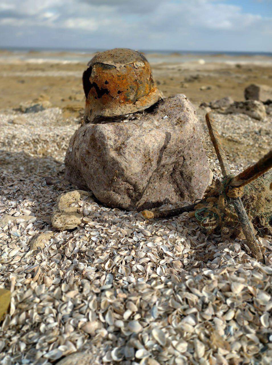 На дне Каховского водохранилища обнаружили руины церкви, скелеты людей и старинное оружие. Фото