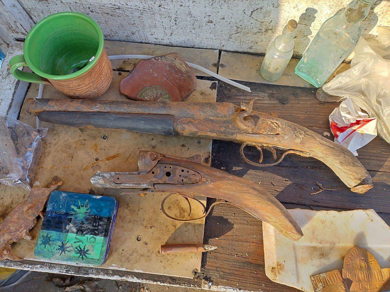 На дне Каховского водохранилища обнаружили руины церкви, скелеты людей и старинное оружие. Фото