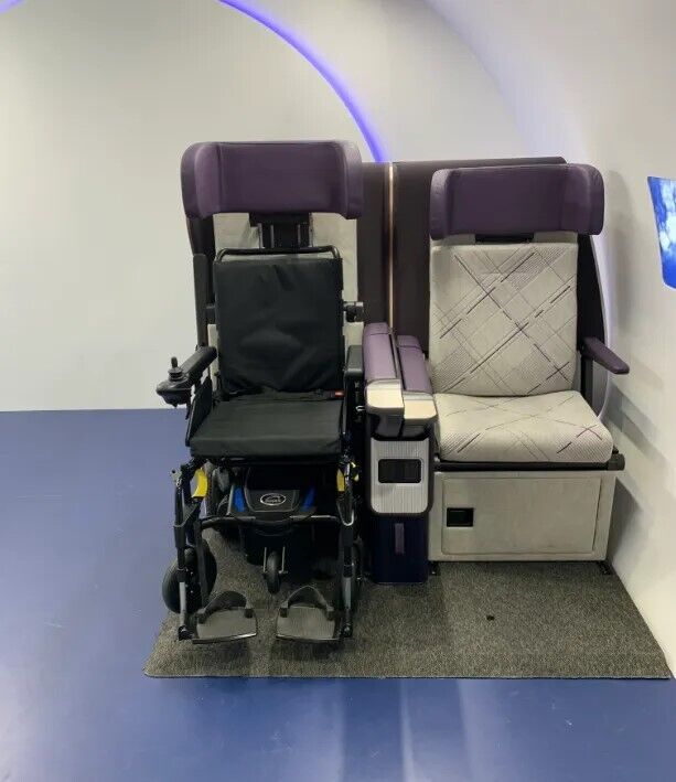 Дизайнеры создали уникальное авиакресло для инвалидных колясок: как это работает. Фото
