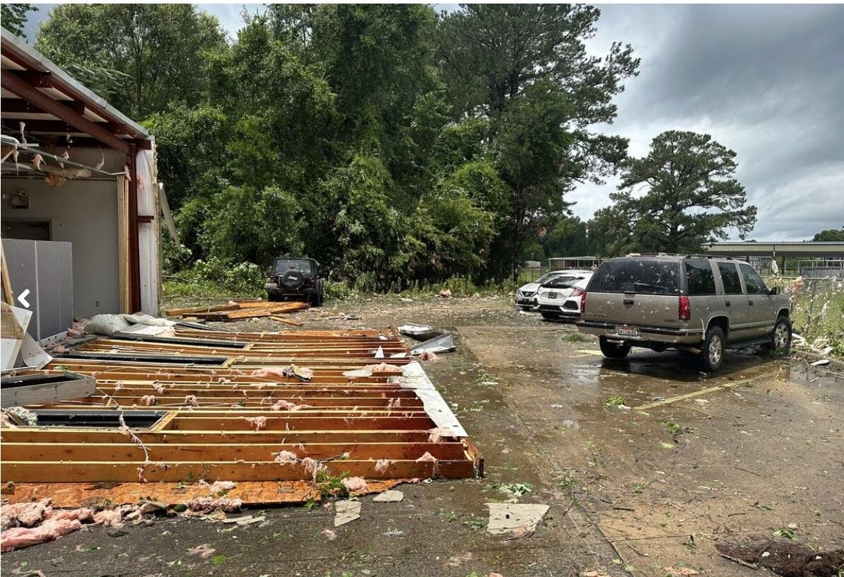 На юге и в центре Алабамы пронеслись торнадо: повреждены дома. Фото