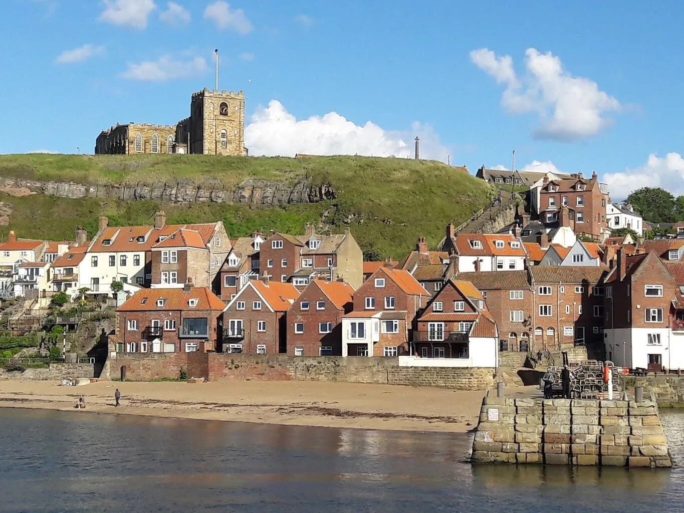 Мальовнича гавань і знамените абатство: де можна відпочити у Британії у дусі ''Дракули''. Фото