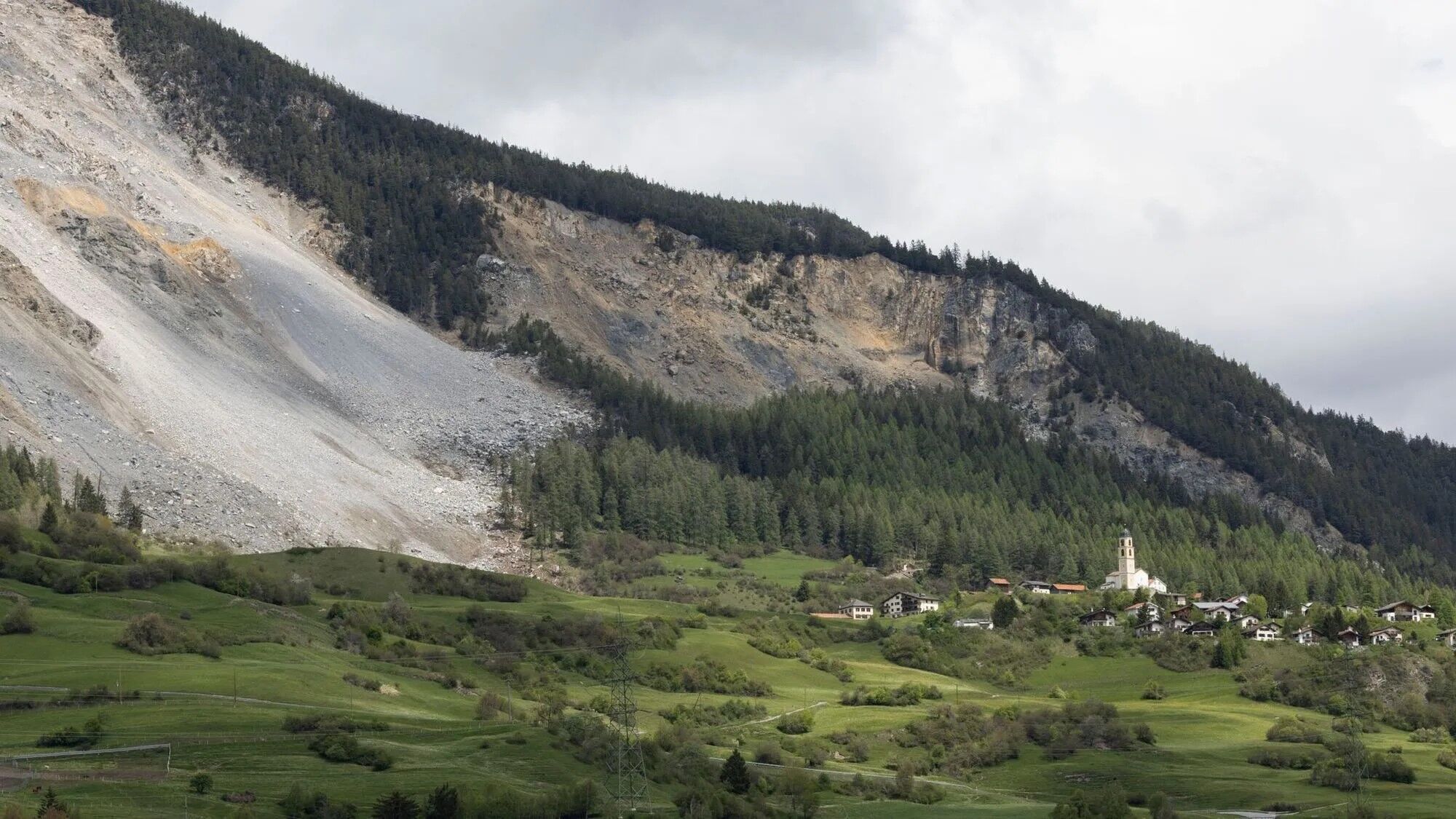 Швейцарское село чудом спаслось после огромного каменного оползня на самом узком краю